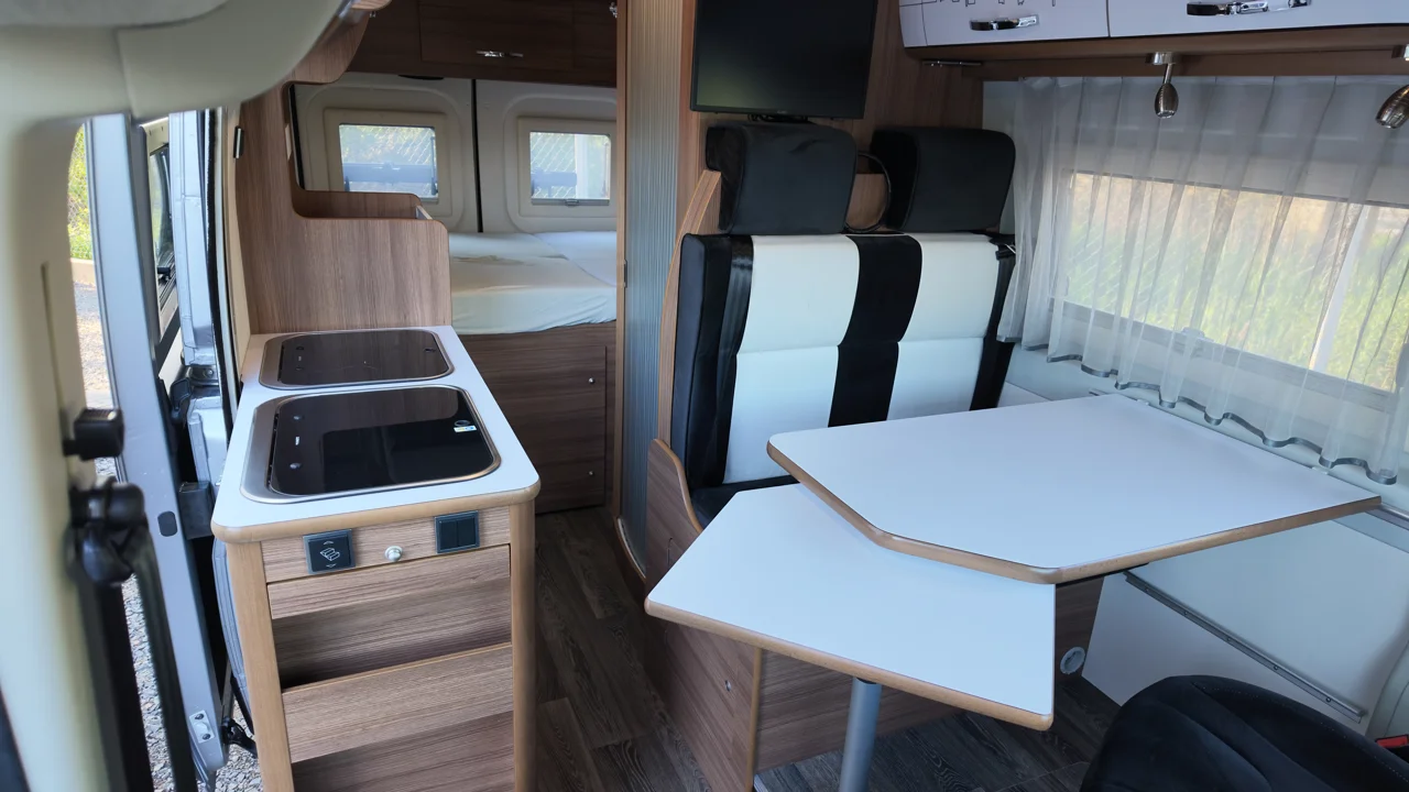 zdjęcie kampera Bravia 599 dach